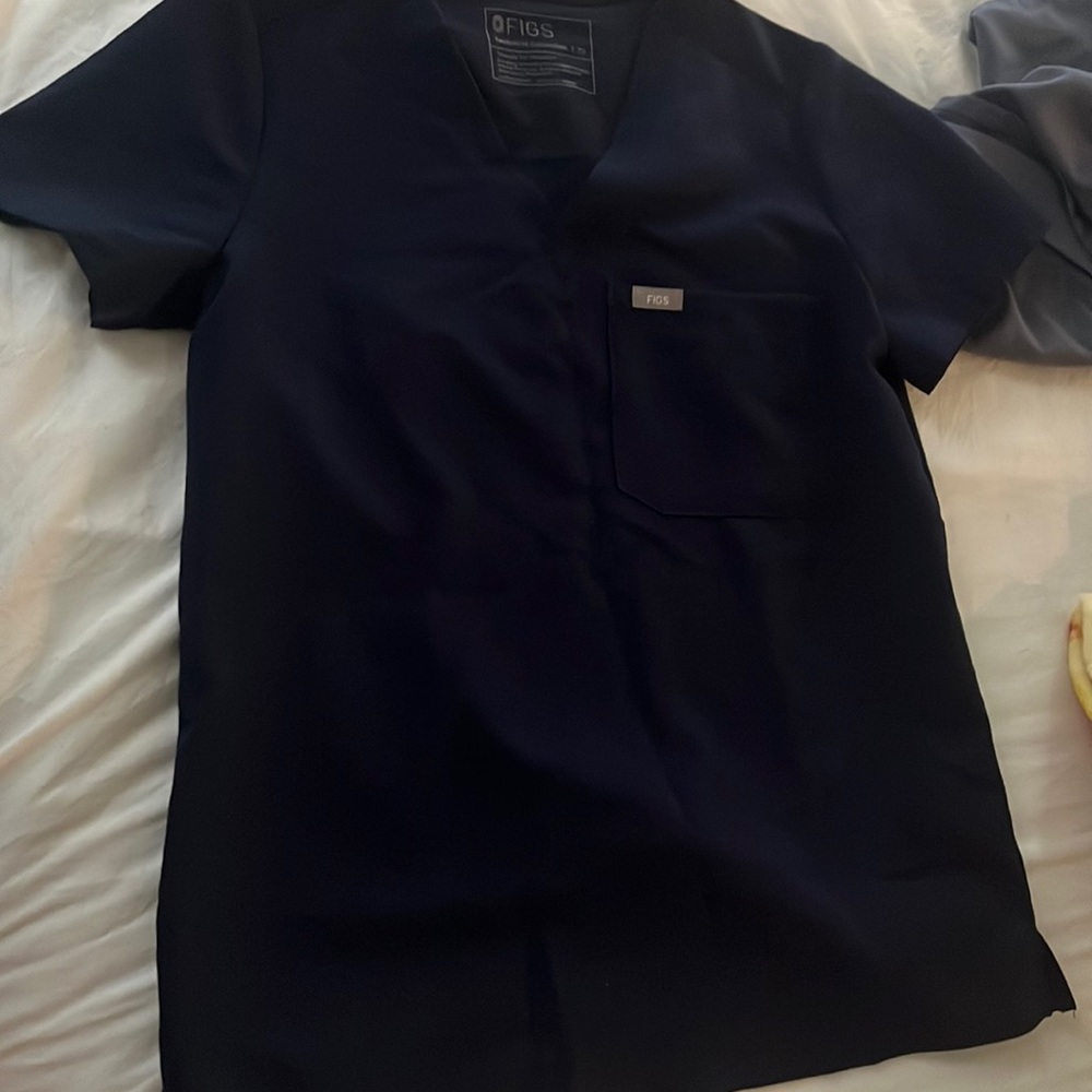 One pocket figs scrub top, only worn once